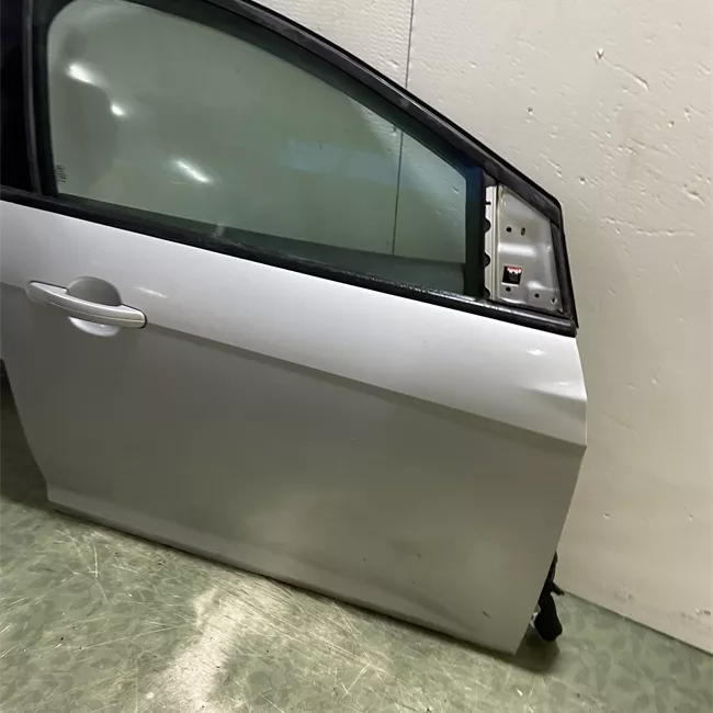 Porta anteriore destra