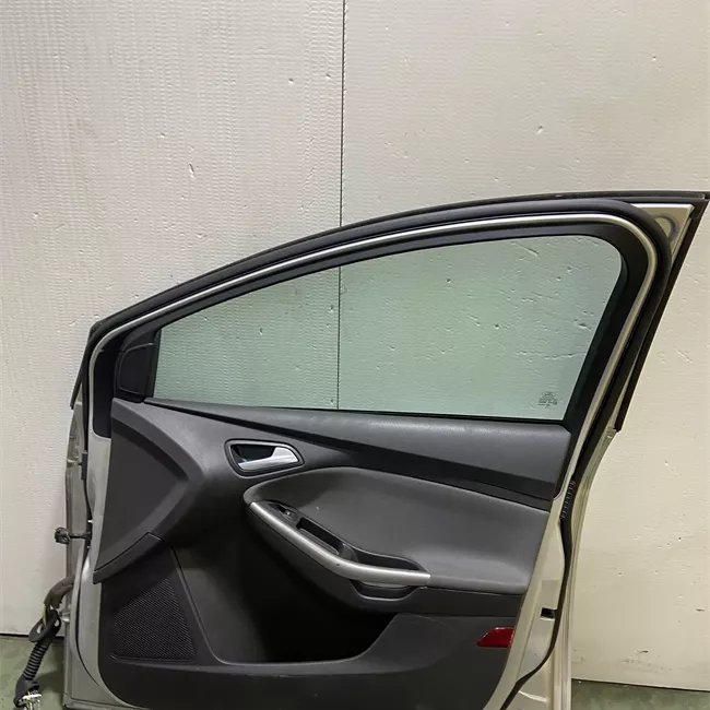 Porta anteriore destra