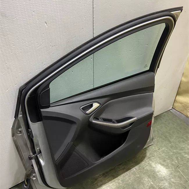 Porta anteriore destra