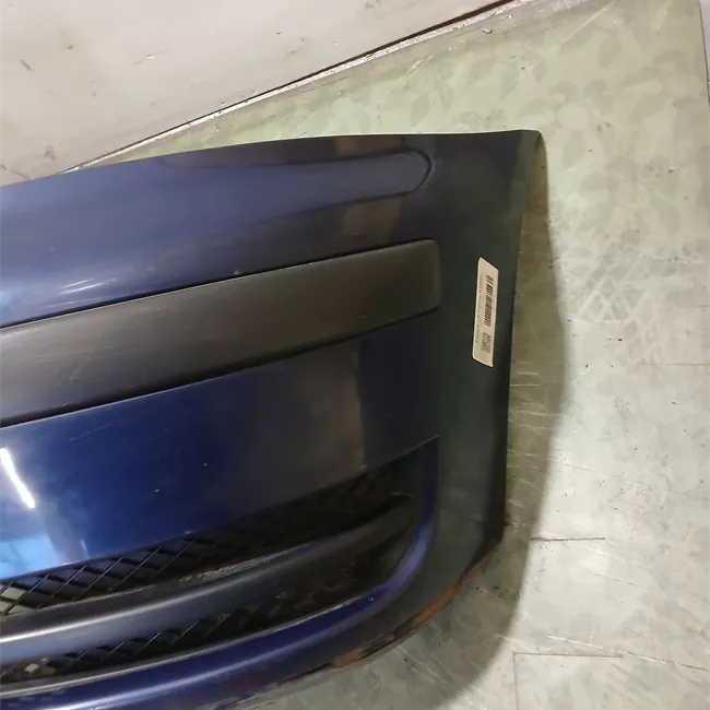 Paraurti anteriore con mano di fondo