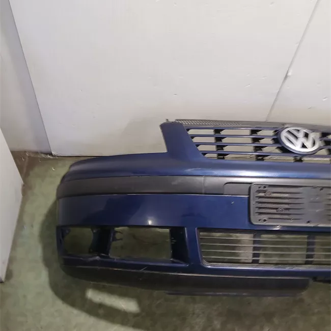 Paraurti anteriore con mano di fondo