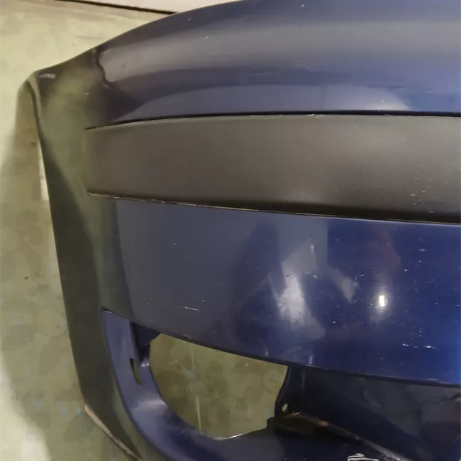 Paraurti anteriore con mano di fondo