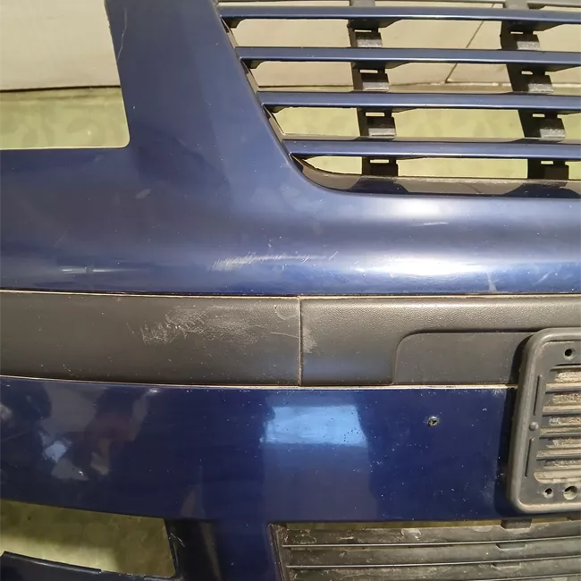 Paraurti anteriore con mano di fondo