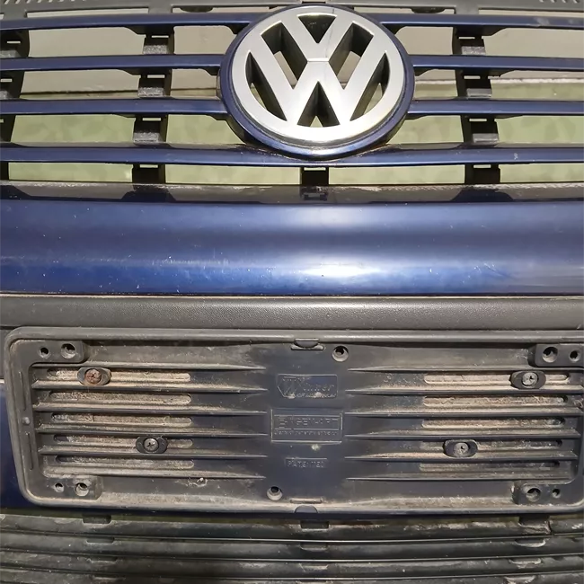 Paraurti anteriore con mano di fondo