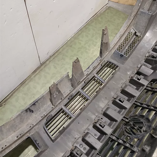 Paraurti anteriore con mano di fondo