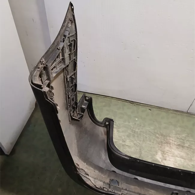 Paraurti posteriore con caricatore universale primer