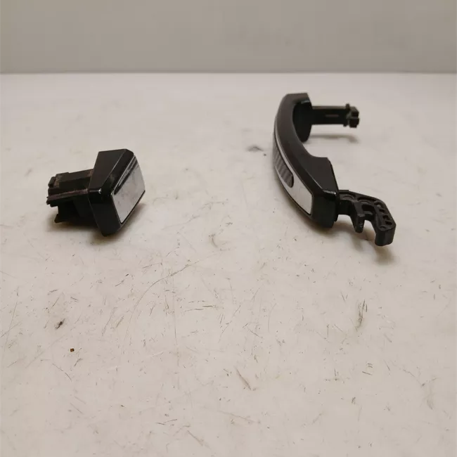 Maniglia porta posteriore destra con striscia cromata primer