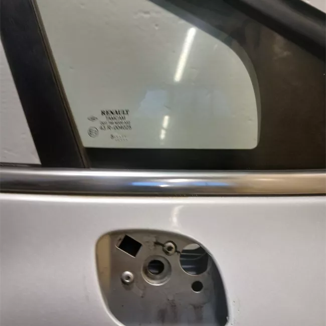 Porta anteriore destra