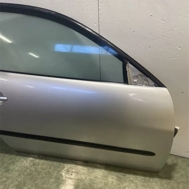 Porta anteriore destra