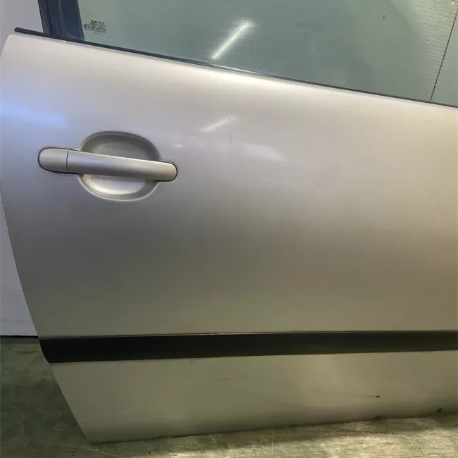 Porta anteriore destra