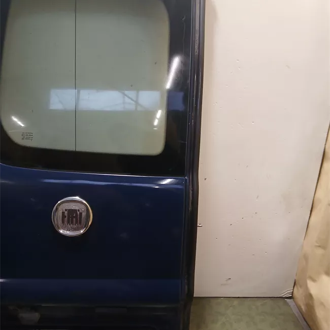 Porta carico posteriore a battente sinistra Vetrata