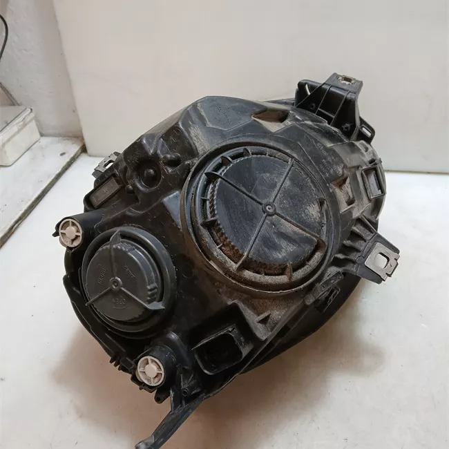 Proiettore sinistro con indicatore direzione bianchi