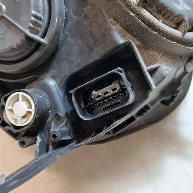 Proiettore sinistro con indicatore direzione bianchi