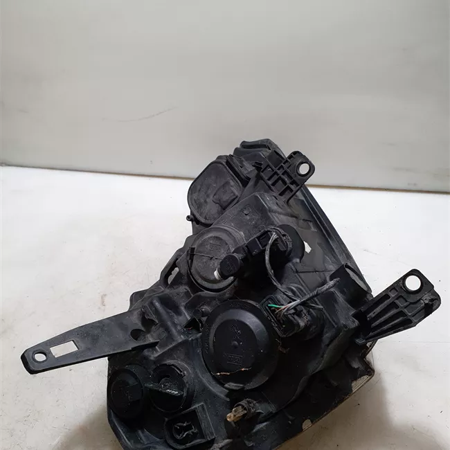 Proiettore sinistro Faro 02