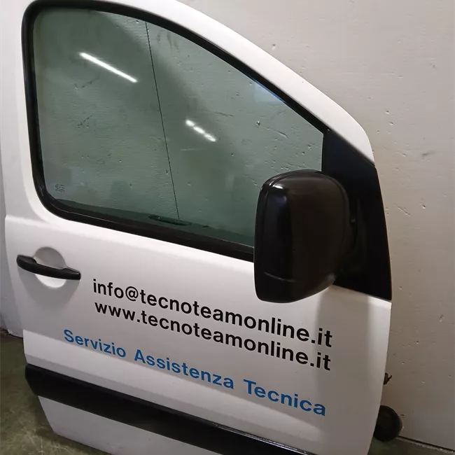 Porta anteriore destra