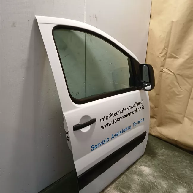 Porta anteriore destra