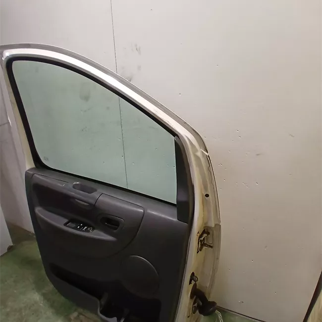 Porta anteriore destra