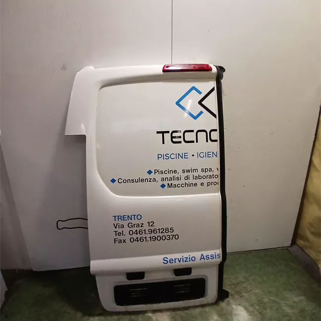 Porta carico posteriore a battente sinistra