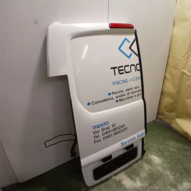 Porta carico posteriore a battente sinistra