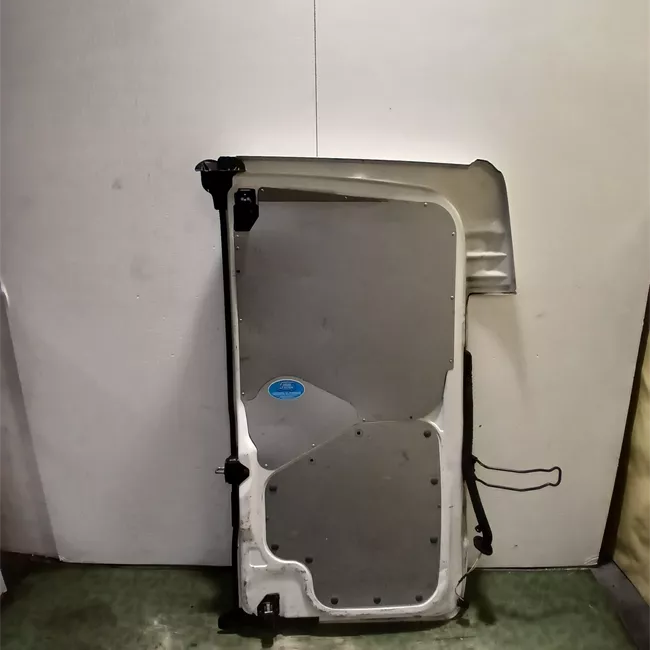 Porta carico posteriore a battente sinistra