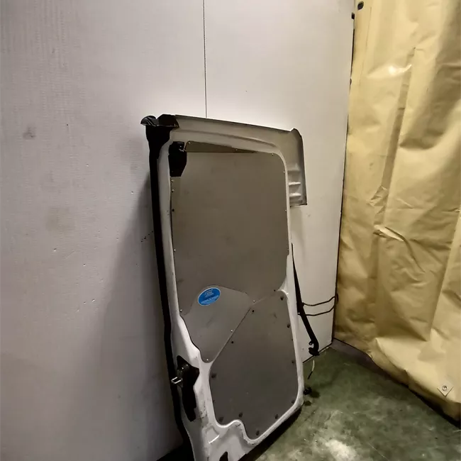 Porta carico posteriore a battente sinistra