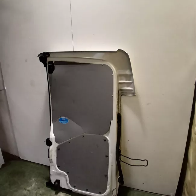 Porta carico posteriore a battente sinistra