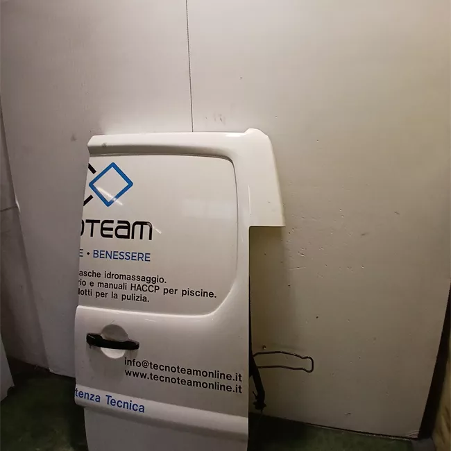 Porta carico posteriore a battente destra