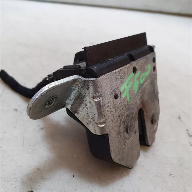 Serratura portello posteriore con aggancio