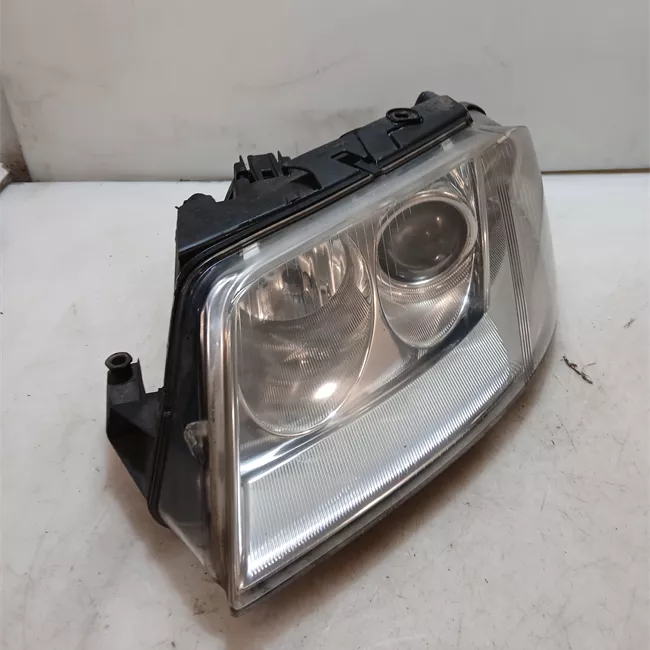 Proiettore con regolatore altezza sinistro