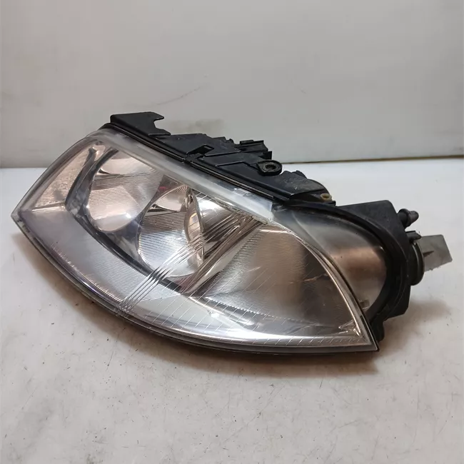 Proiettore con regolatore altezza sinistro