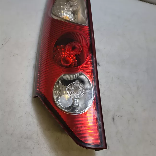 Fanale posteriore sinistro per portellone posteriore rato