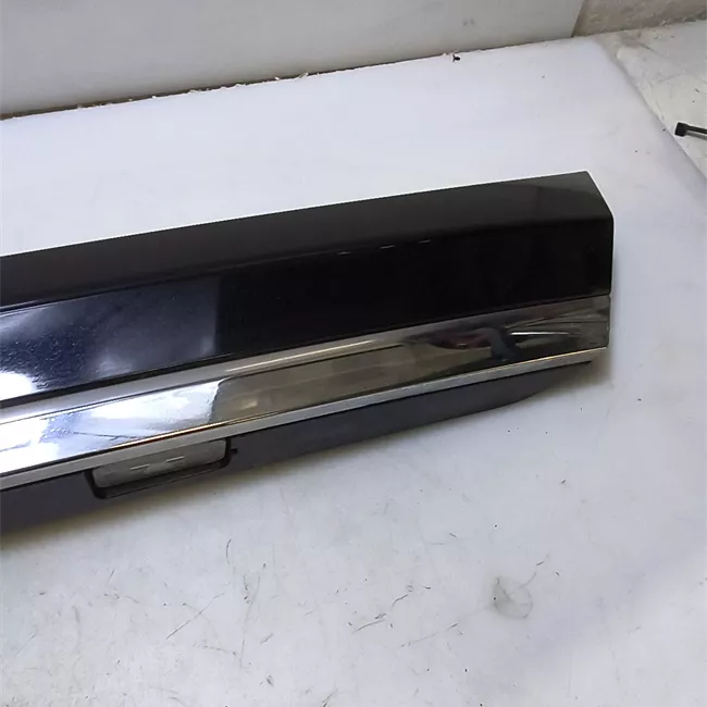 Maniglia portello posteriore con cromatura nero panther metallizzato