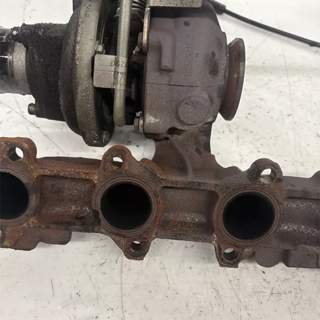 Turbocompressore con collettore scarico