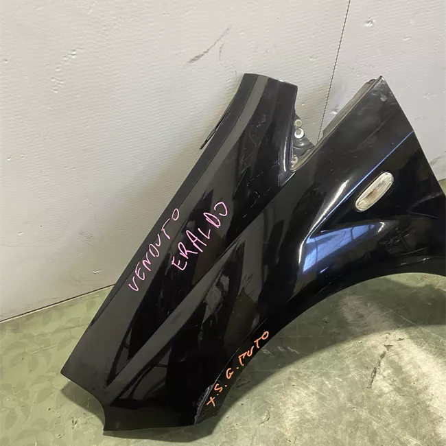 Parafango anteriore sinistro allesterno con spoiler sottoporta
