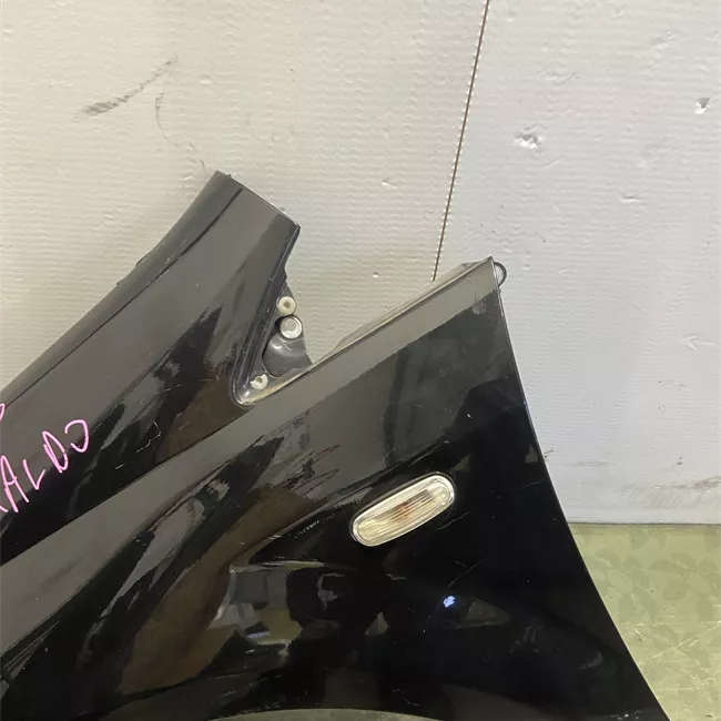 Parafango anteriore sinistro allesterno con spoiler sottoporta