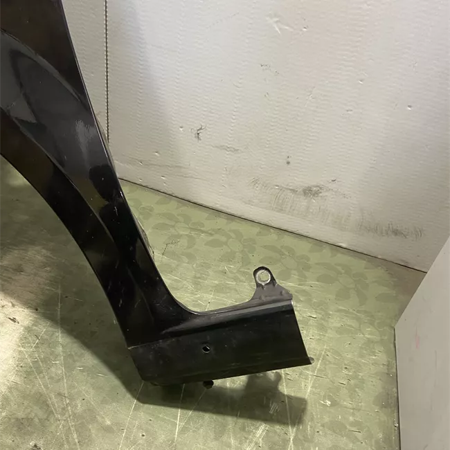 Parafango anteriore sinistro allesterno con spoiler sottoporta