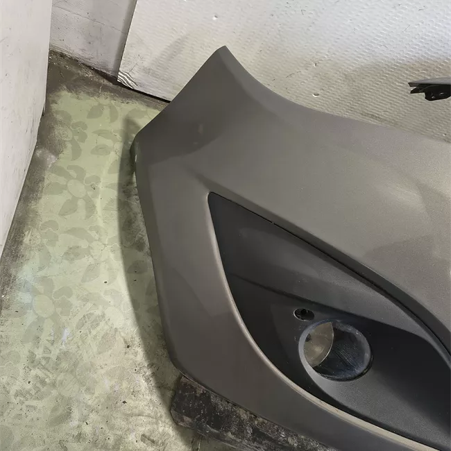 Paraurti anteriore con sensori parcheggio