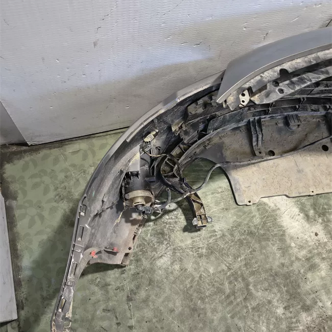 Paraurti anteriore con sensori parcheggio