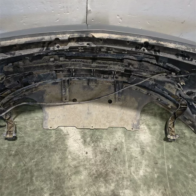 Paraurti anteriore con sensori parcheggio