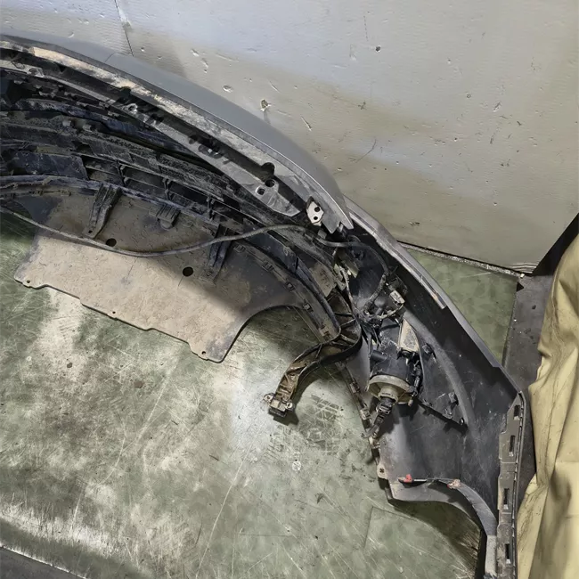 Paraurti anteriore con sensori parcheggio