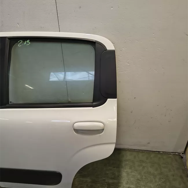 Porta posteriore sinistra Panda Trekking, con fasce paracolpi