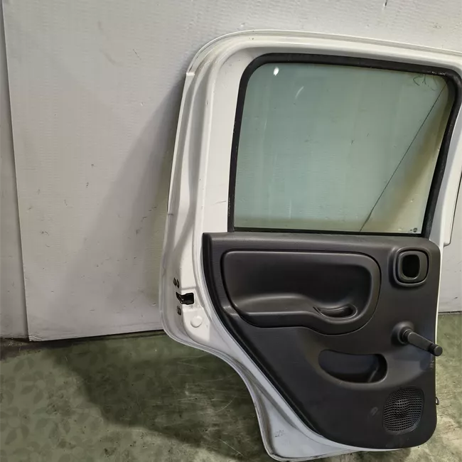 Porta posteriore sinistra Panda Trekking, con fasce paracolpi