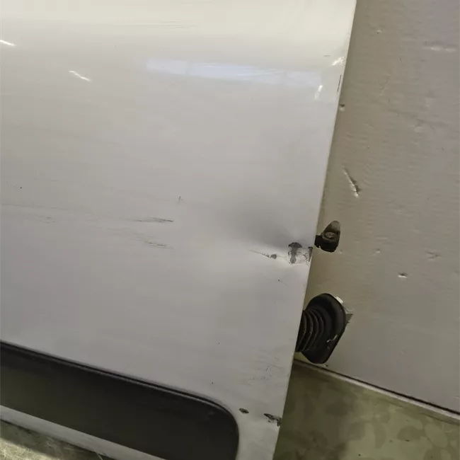 Porta anteriore destra con fasce paracolpi