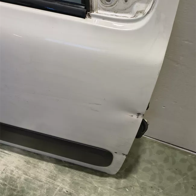 Porta anteriore destra con fasce paracolpi