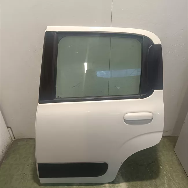 Porta posteriore sinistra Panda Trekking, con fasce paracolpi