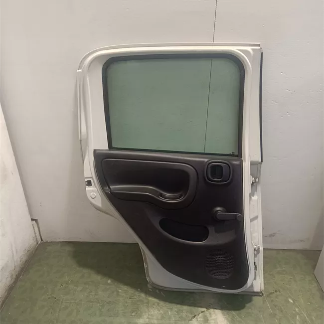 Porta posteriore sinistra Panda Trekking, con fasce paracolpi