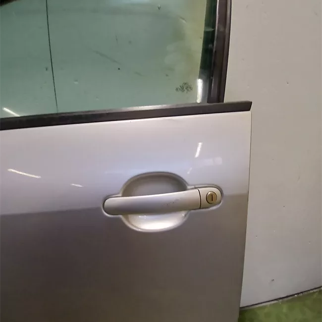 Porta anteriore destra