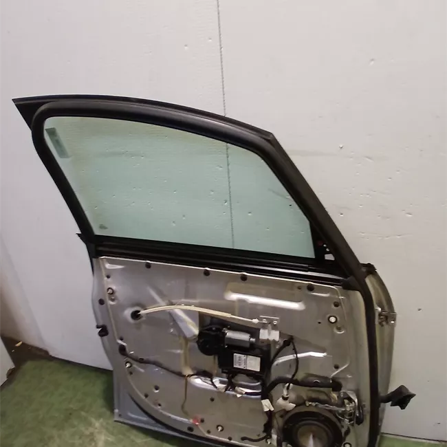 Porta anteriore destra