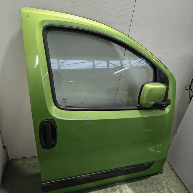 Porta anteriore destra