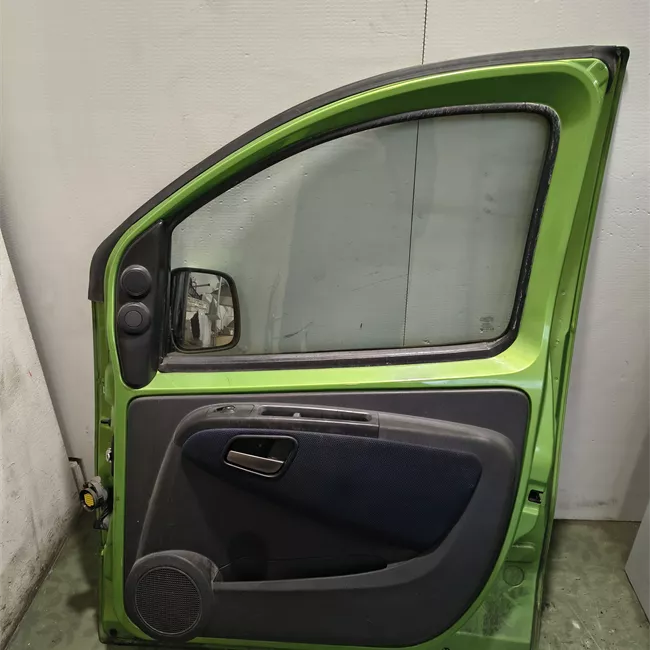 Porta anteriore destra